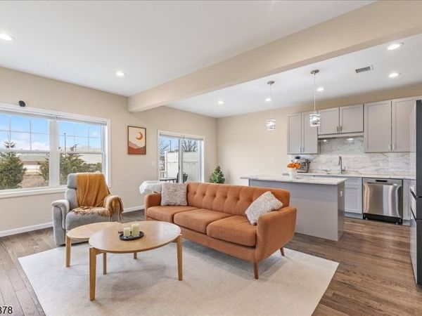 100 Valerie Dr, Manville, NJ 08835