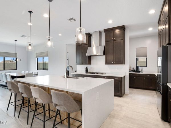 812 E SUMMERSIDE Road, Phoenix, AZ 85042