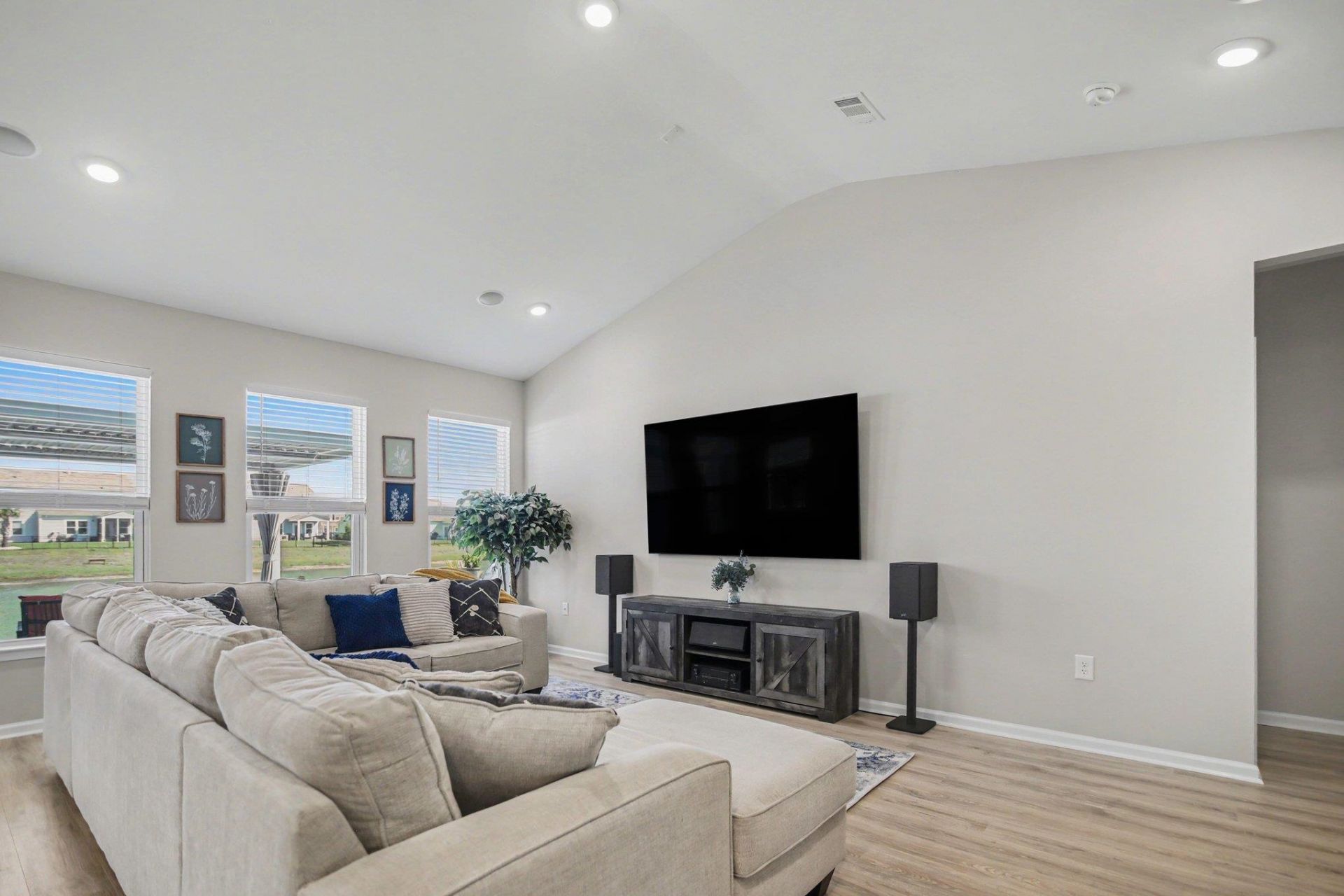 5020 Vinesia Dr. Photo 5