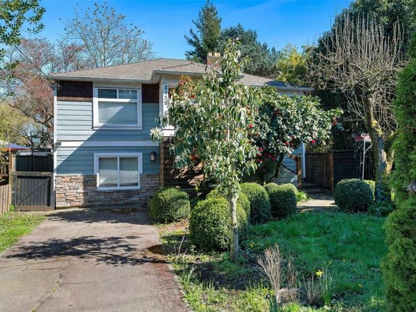 2139 Foul Bay Rd , Oak Bay, BC V8R 5B1