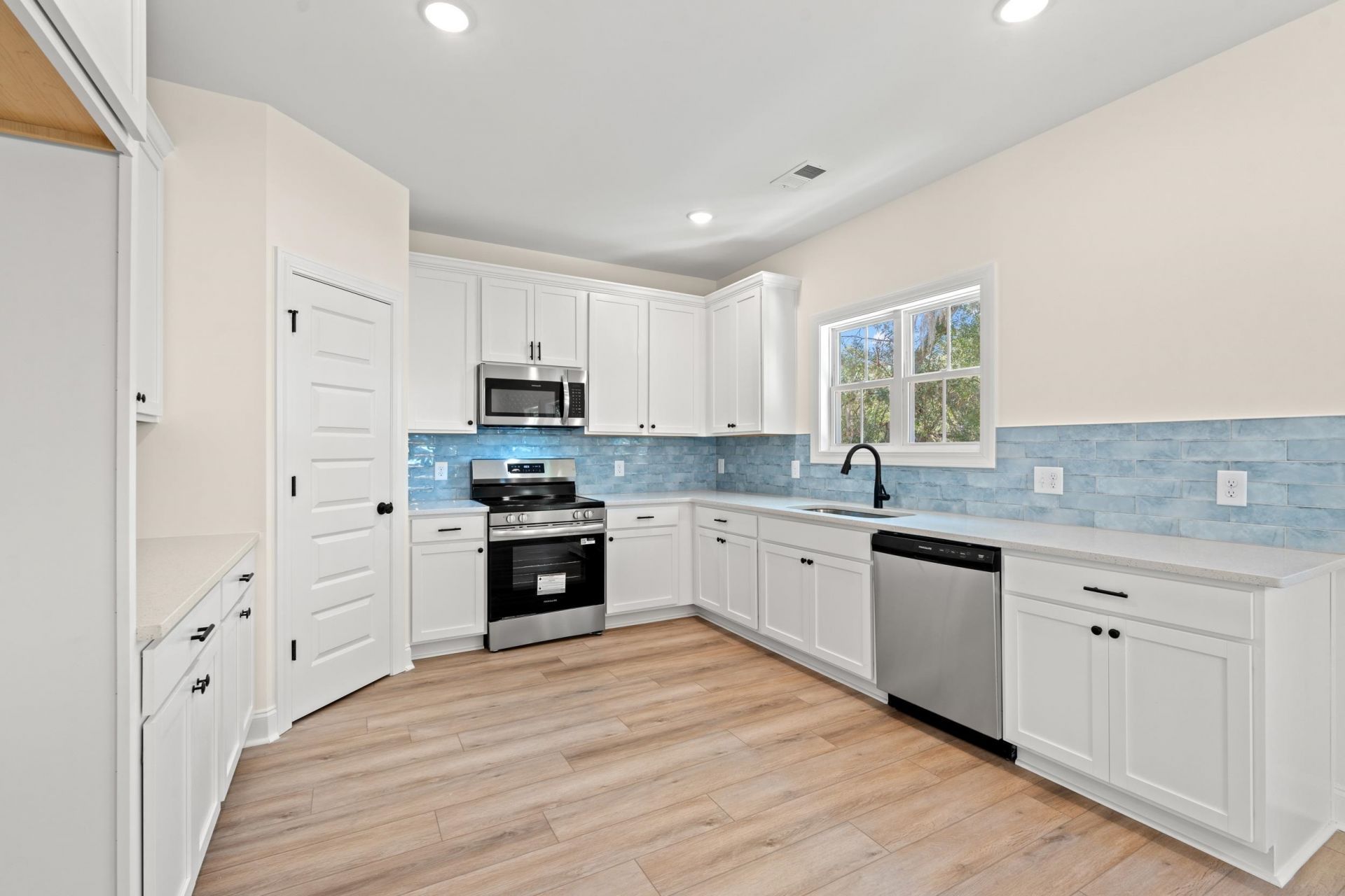 2426 Park St. Photo 6