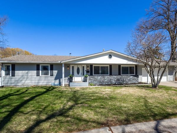 6 Sunset Circle, Bettendorf, IA 52722