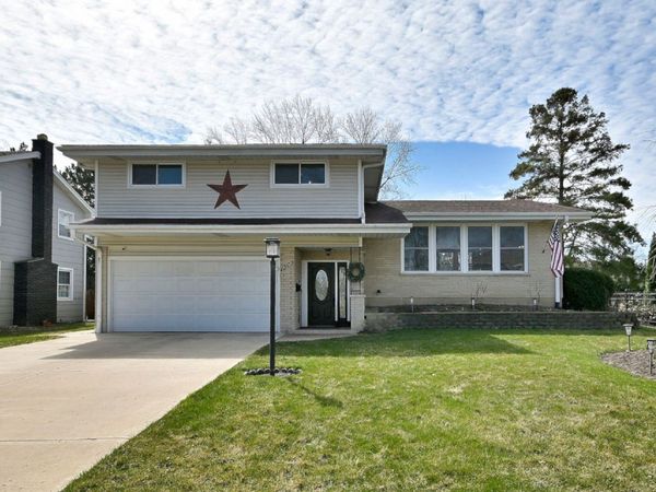 1303 E Ironwood Drive , Mount Prospect, IL 60056