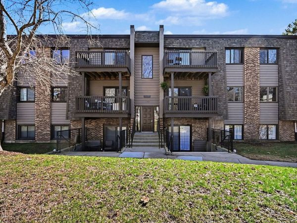 1484 Stonebridge Circle, Unit B6, Wheaton, IL 60189