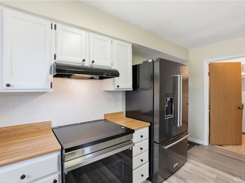 8969 Gardengate Drive, Huber Heights, OH 45424 Photo 14