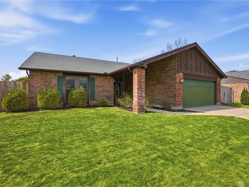 8969 Gardengate Drive, Huber Heights, OH 45424 Photo 6