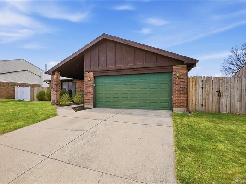 8969 Gardengate Drive, Huber Heights, OH 45424 Photo 7