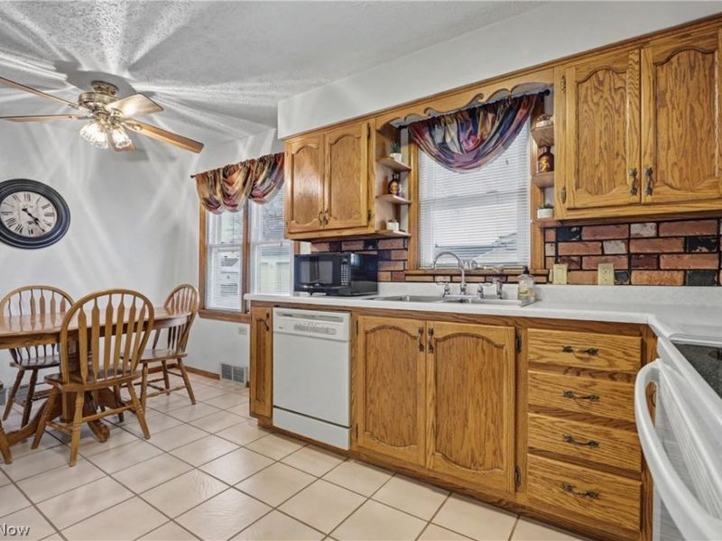 226 Helena Drive, Struthers, OH 44471 Photo 3