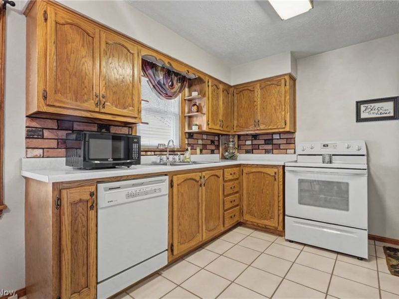 226 Helena Drive, Struthers, OH 44471 Photo 4