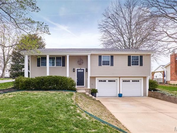 11900 Grant Place, Des Peres, MO 63131