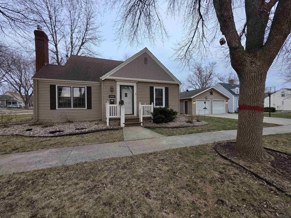 703 9th Ave, Sheldon, IA 51201
