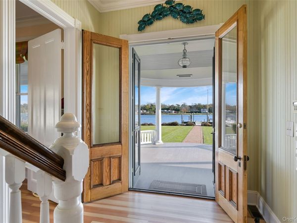 127 Senix Avenue , Center Moriches, NY 11934