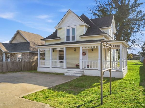 120 S Collins Avenue , Gentry, AR 72734