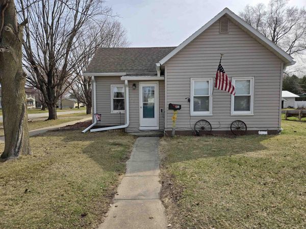 403 3rd St SE, Cresco, IA 52136