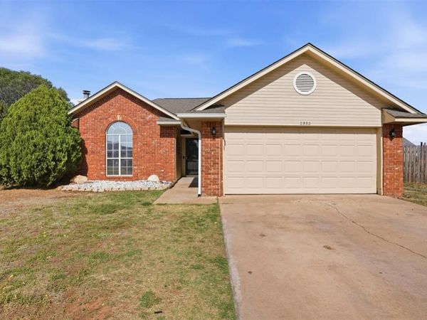 2932 Laurel Circle, Altus, OK 73521