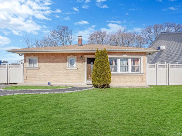 22 Somerset Road N, Amityville, NY 11701