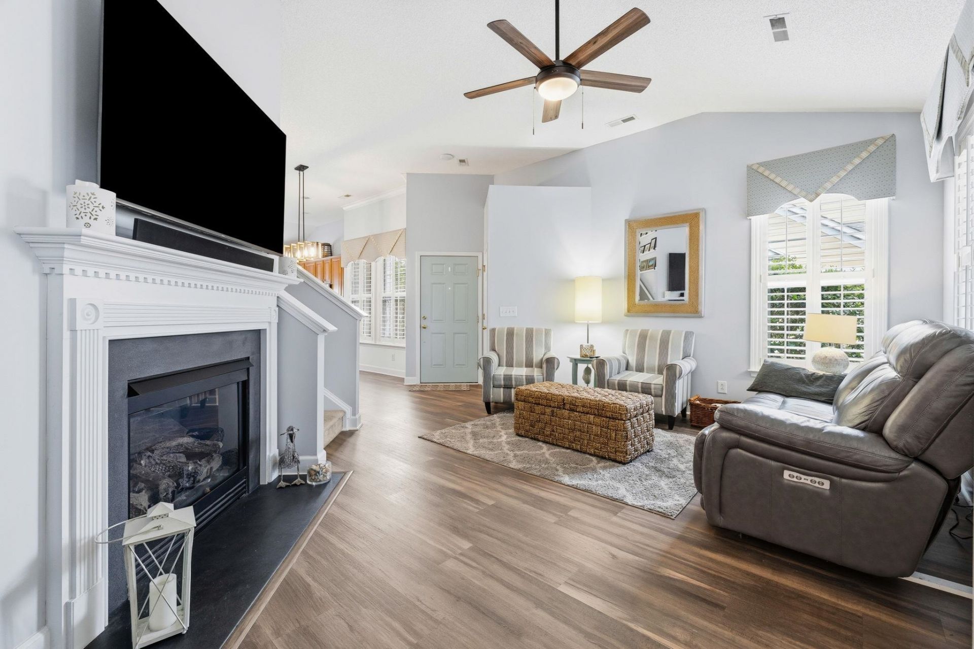 307 River Rock Ln. Photo 4