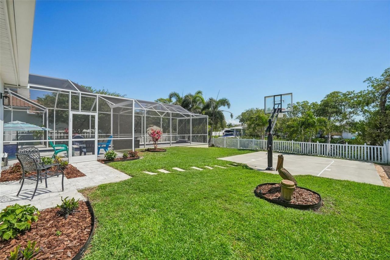 750 Sand Pine Drive Ne, Saint Petersburg, FL 33703 Photo