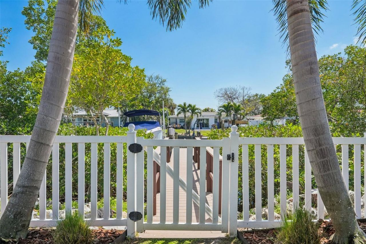 750 Sand Pine Drive Ne, Saint Petersburg, FL 33703 Photo