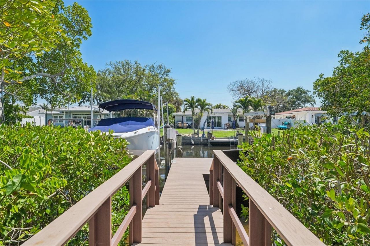 750 Sand Pine Drive Ne, Saint Petersburg, FL 33703 Photo