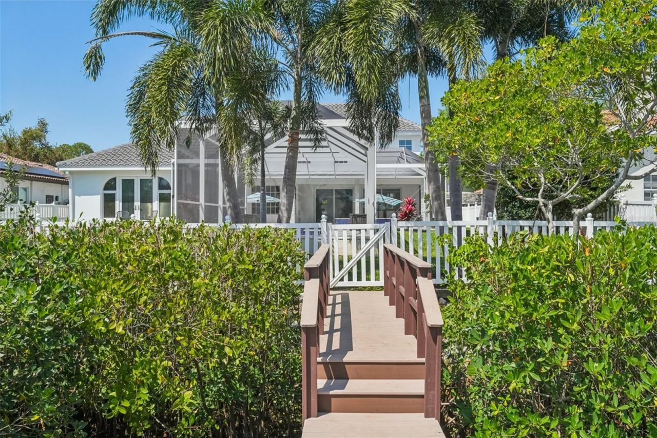 750 Sand Pine Drive Ne, Saint Petersburg, FL 33703 Photo