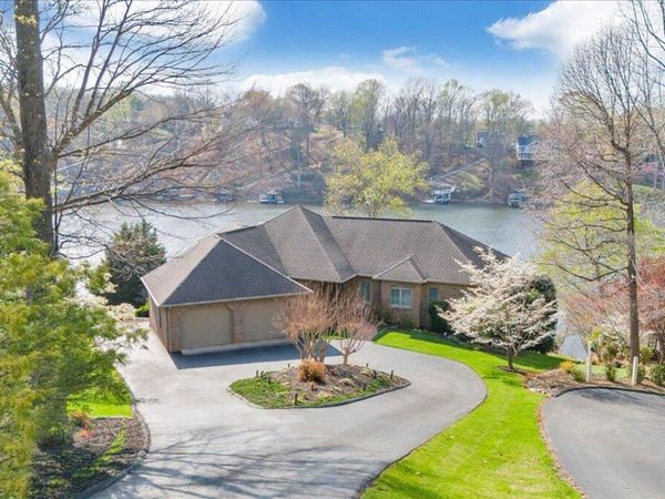 274 Village LN , Moneta, VA 24121