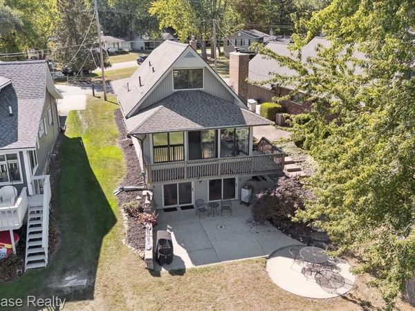 688 Wolverine Drive , Wolverine Lake Vlg, MI 48390