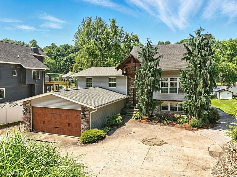 196 E Mohawk Drive, Malvern, OH 44644 Photo 2