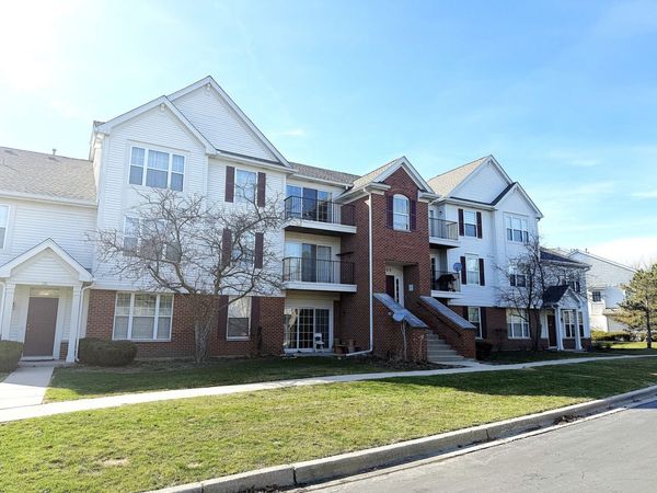 680 Mill Circle, Unit 203, Wheeling, IL 60090