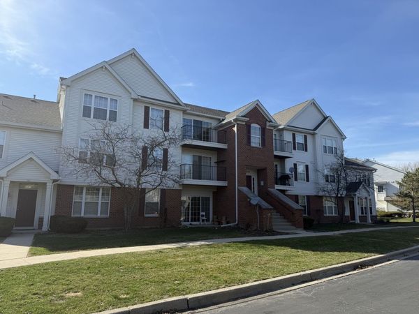 680 Mill Circle , Unit 203, Wheeling, IL 60090