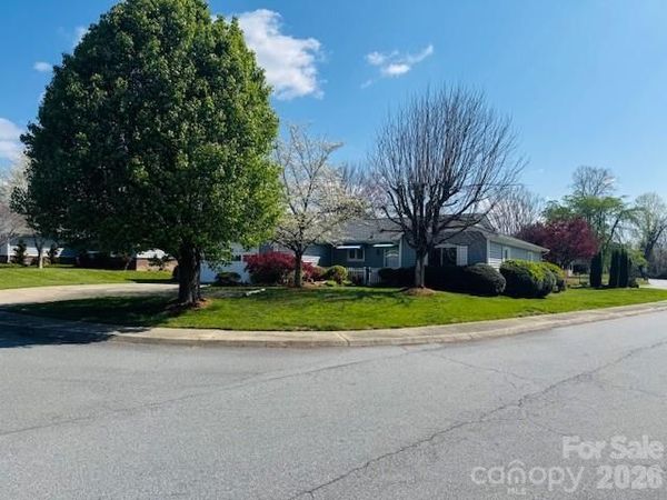 200 Dartcrest Drive, Hendersonville, NC 28792