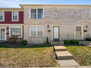 2775 Seaton Circuit W, Warren, MI 48091