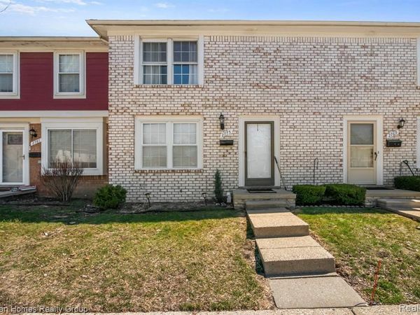 2775 Seaton Circuit W, Warren, MI 48091