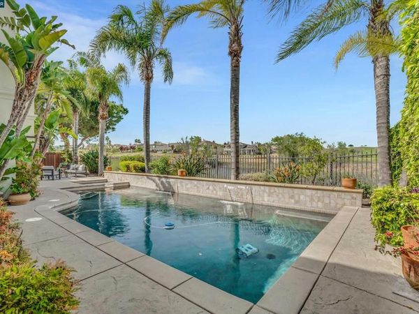 389 Roundhill Dr, Brentwood, CA 94513