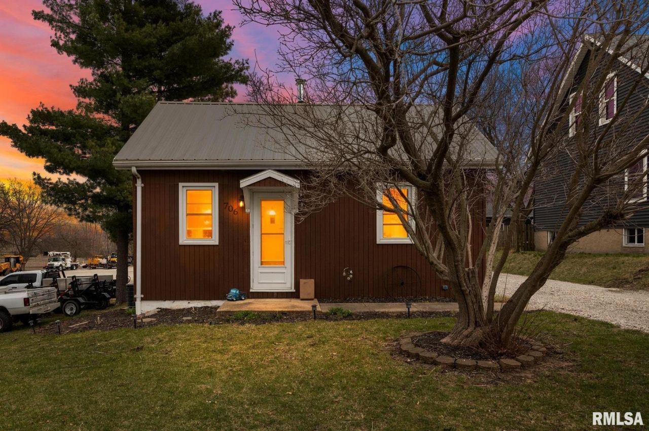 706 N State Street, Roanoke, IL 61561 Main Photo