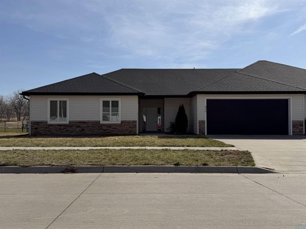 640 S 9th St, Akron, IA 51001