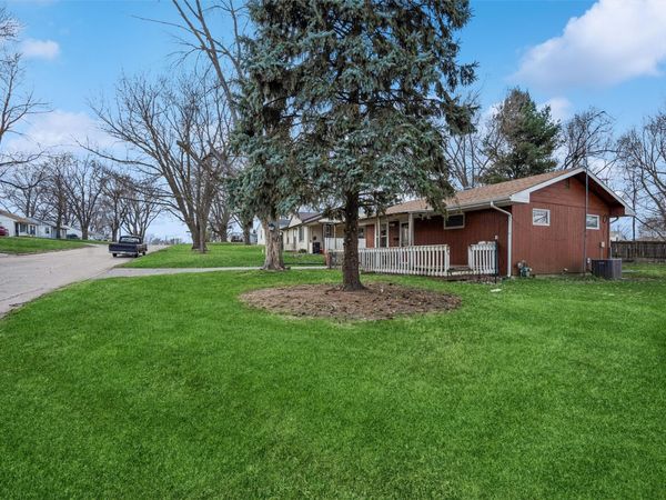 2506 S 8th Avenue E, Newton, IA 50208