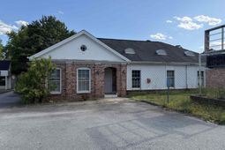 1037 W Dekalb Street photo 4