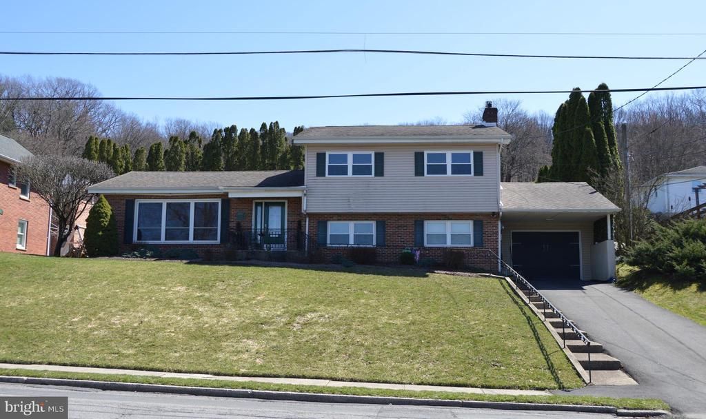 2057 MAHANTONGO STREET , POTTSVILLE, PA 17901