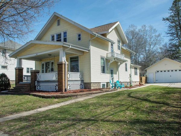 216 4th St NE , Waverly, IA 50677