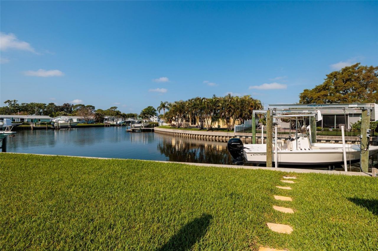 9294 Treasure Lane Ne, Saint Petersburg, FL 33702 Photo