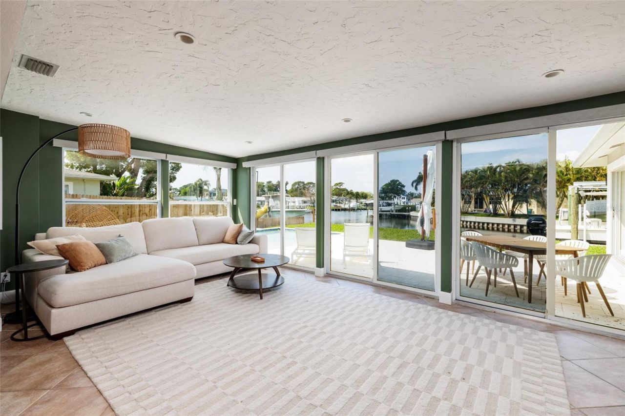 9294 Treasure Lane Ne, Saint Petersburg, FL 33702 Photo