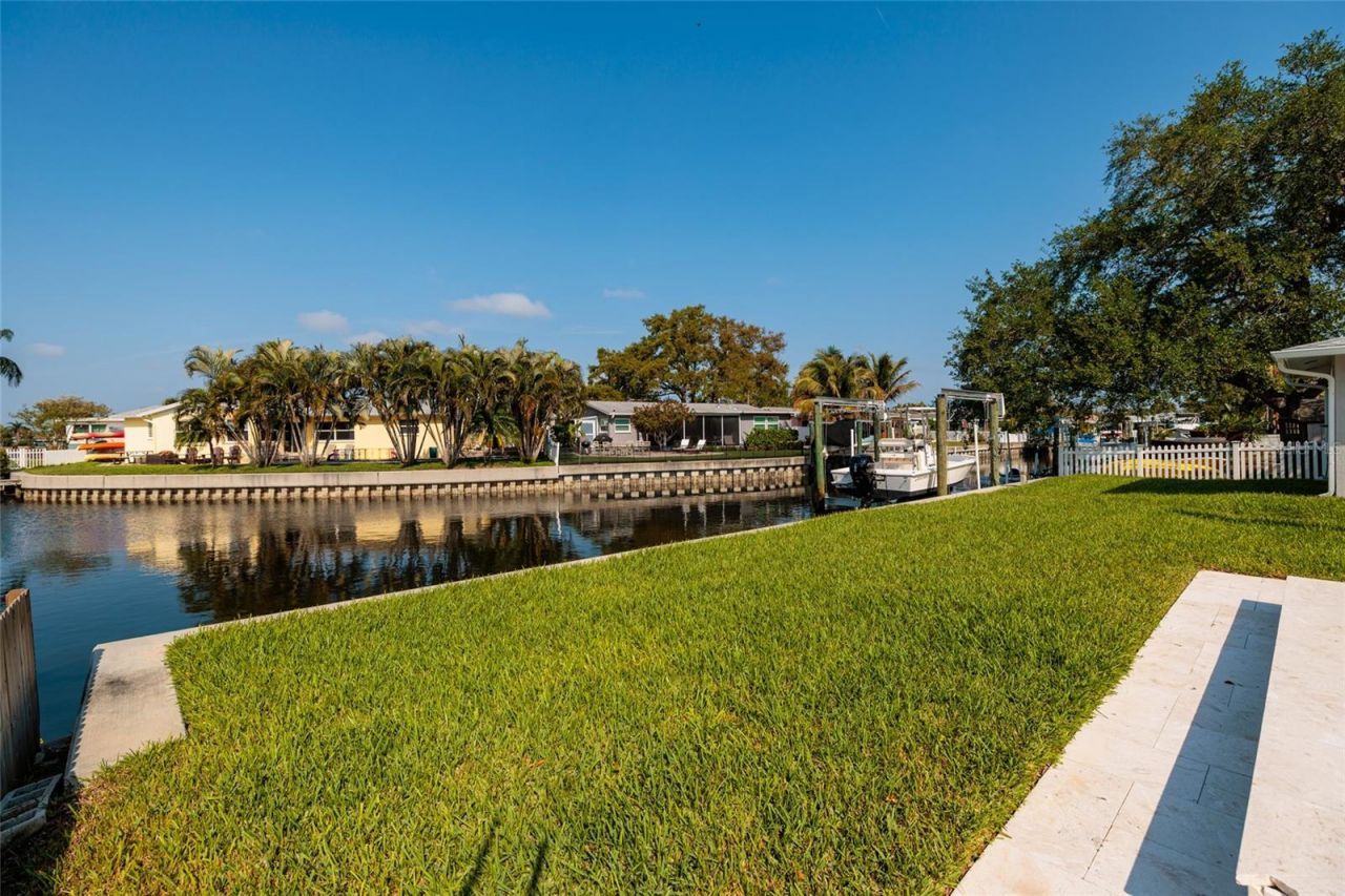 9294 Treasure Lane Ne, Saint Petersburg, FL 33702 Photo