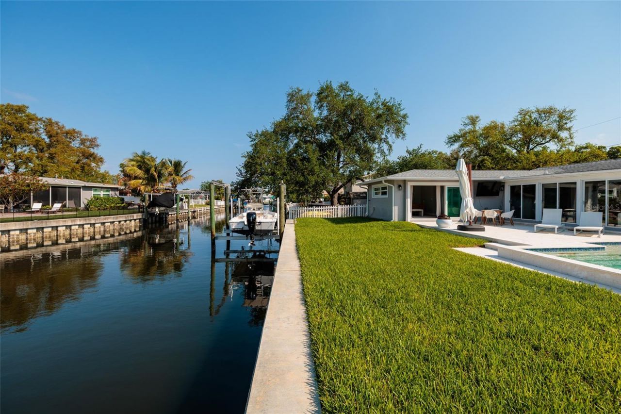 9294 Treasure Lane Ne, Saint Petersburg, FL 33702 Photo