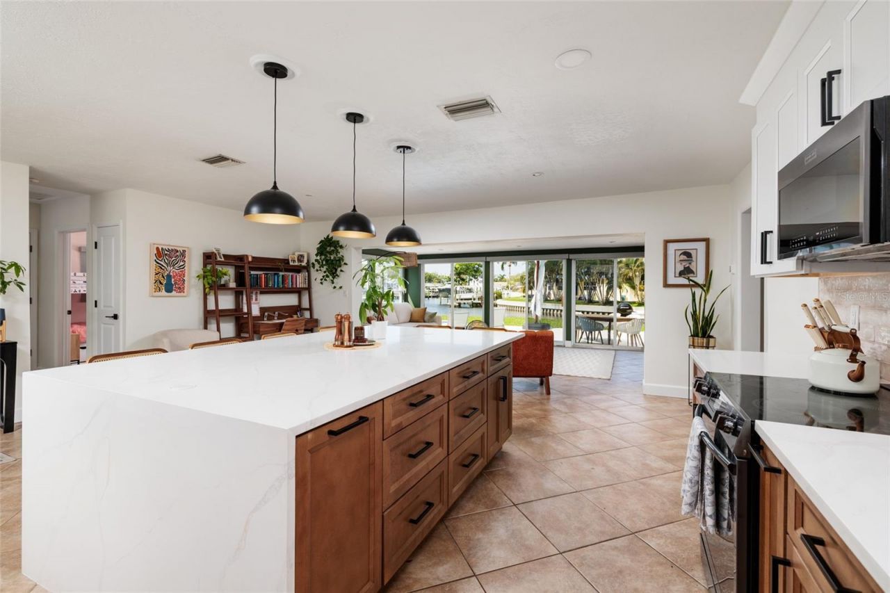 9294 Treasure Lane Ne, Saint Petersburg, FL 33702 Photo