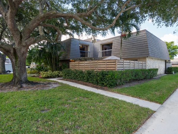 130 1st Terrace, Palm Beach Gardens, FL 33418