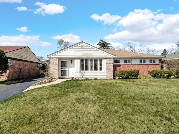 942 W Villa Drive , Des Plaines, IL 60016