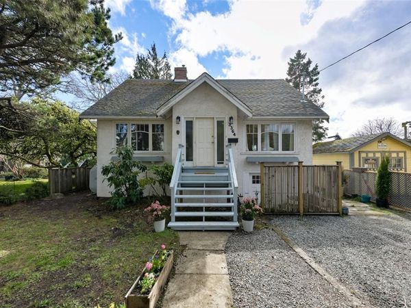 3364 Cook St , Saanich, BC V8X 1A8