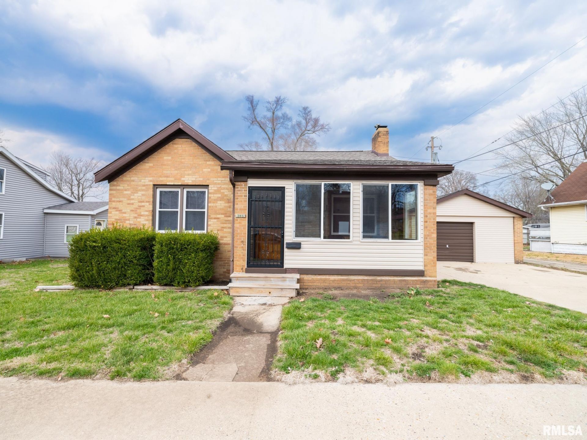 305 Washington Street, Pekin, IL 61554 Main Photo