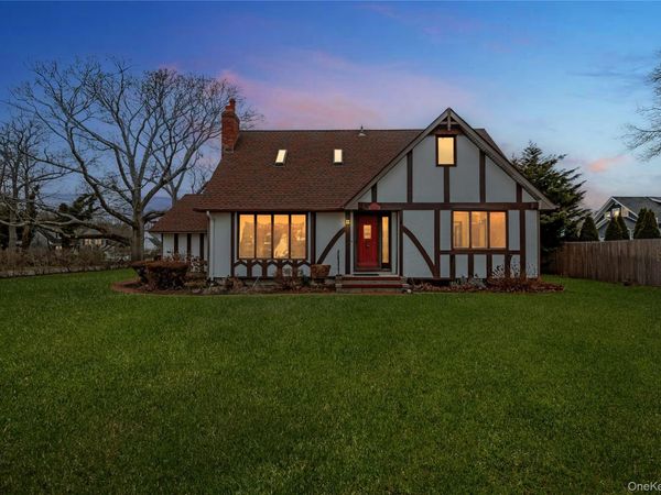 325 Middle Road , Blue Point, NY 11715